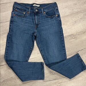 Levi’s Classic Blue Women's boyfriend capri Jeans inseam 24